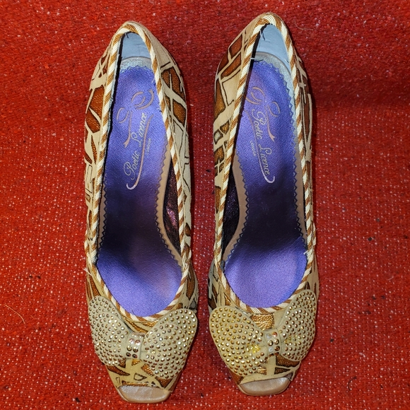 Poetic License Gold Genuine Leather Peek A Boo peep toe pumps. - Picture 6 of 14